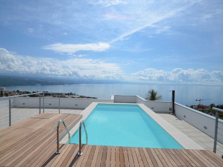 Representative penthouse with roof terrace and private pool