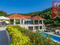 Unusual and luxurious villa on 16.600 m2 to big property 3