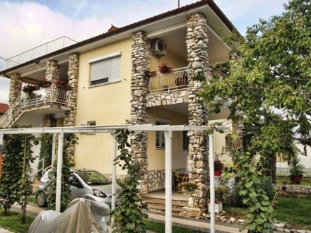 ATTRAKTIVE IMMOBILIE MIT DREI APARTMENTS, WOHNUNG, POOL UND GROSSER GARAGE
