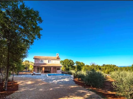 Villa mit Pool, inmitten der Natur