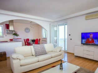Three-bedroom apartment with beautiful view in unbeatable near the beach 4